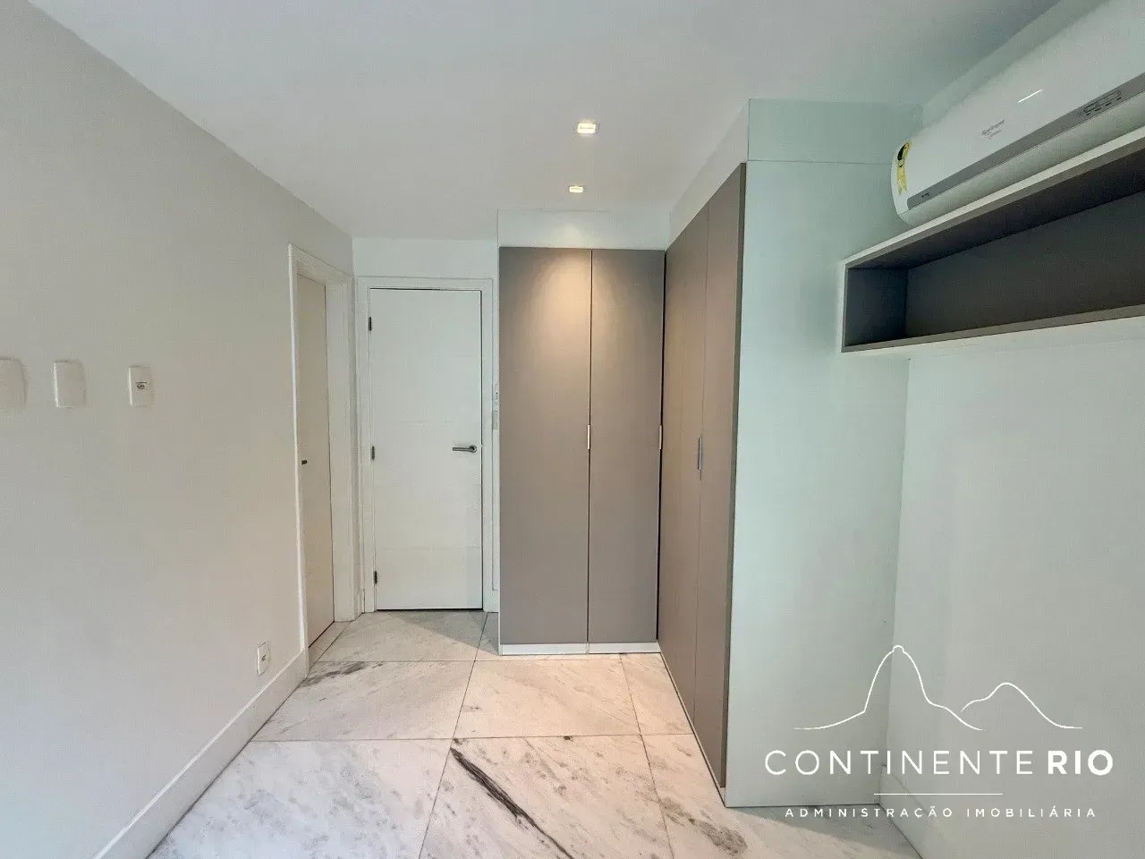3-bedroom apartment with 4 bathrooms and a glass balcony — photo 19