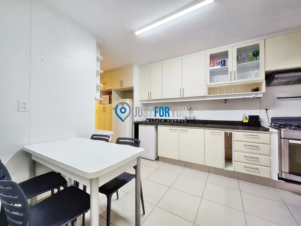 Furnished apartment with 4 bedrooms and 144 m² — photo 32