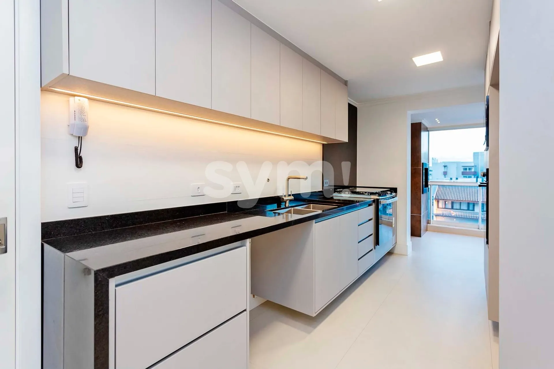 256 m² apartment with 3 en-suite bedrooms and enclosed balcony — photo 10