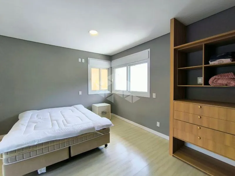 4-bedroom house with floor-to-ceiling windows — photo 21