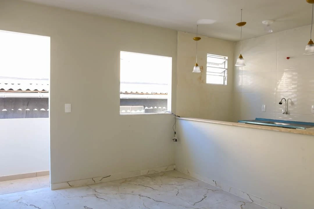 Unfurnished house with open-plan kitchen and balcony — photo 2
