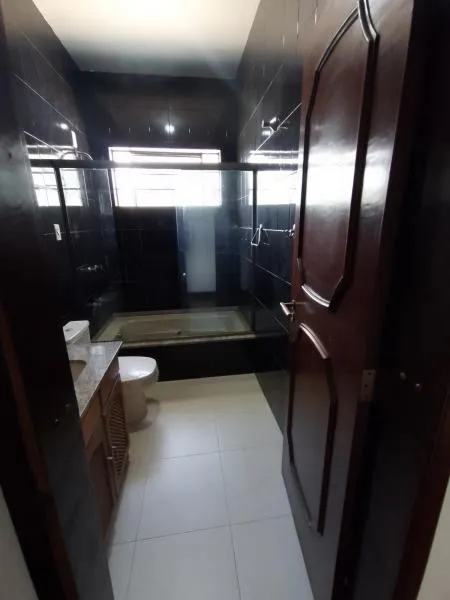 Bathtub in a 5-bedroom house, 250 m² — photo 44