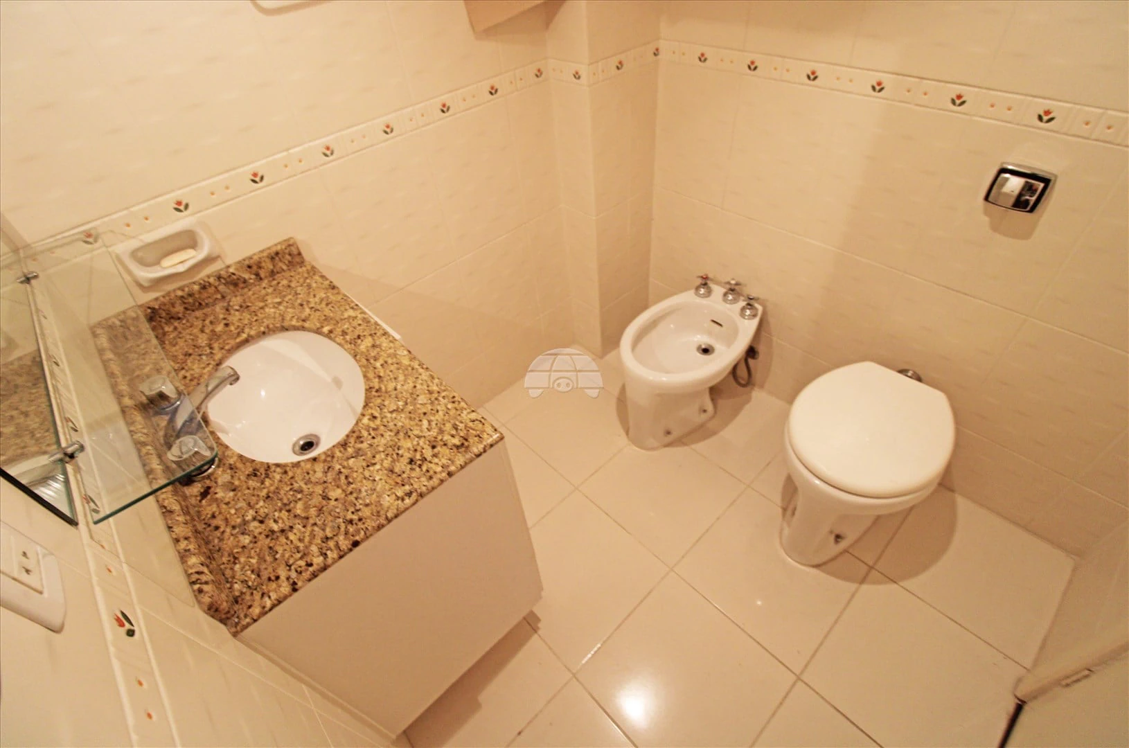 2-bedroom apartment with wood or laminate floors in Curitiba — photo 14