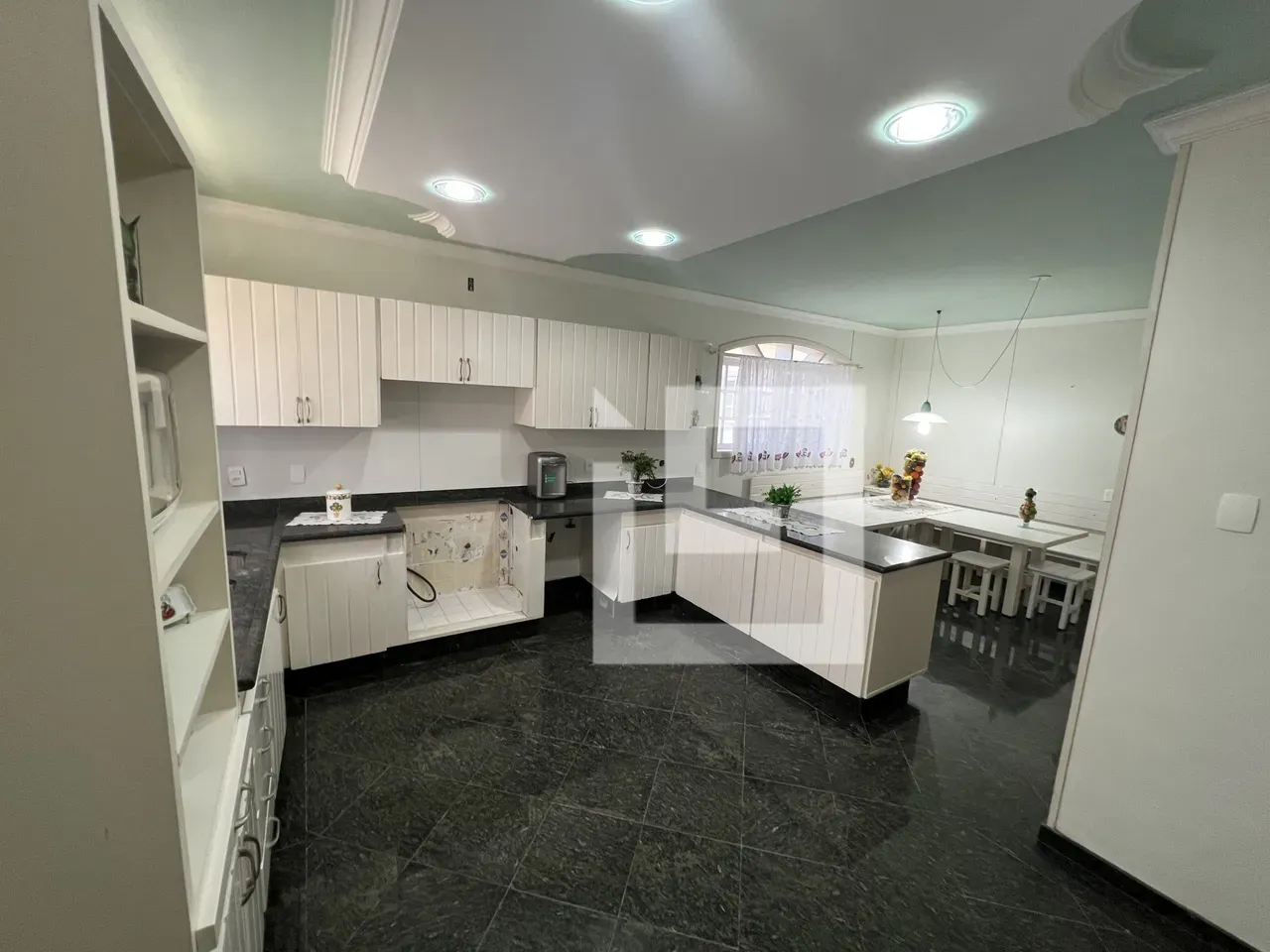 House with 4 suites and 5 parking spaces plus balcony BBQ — photo 37