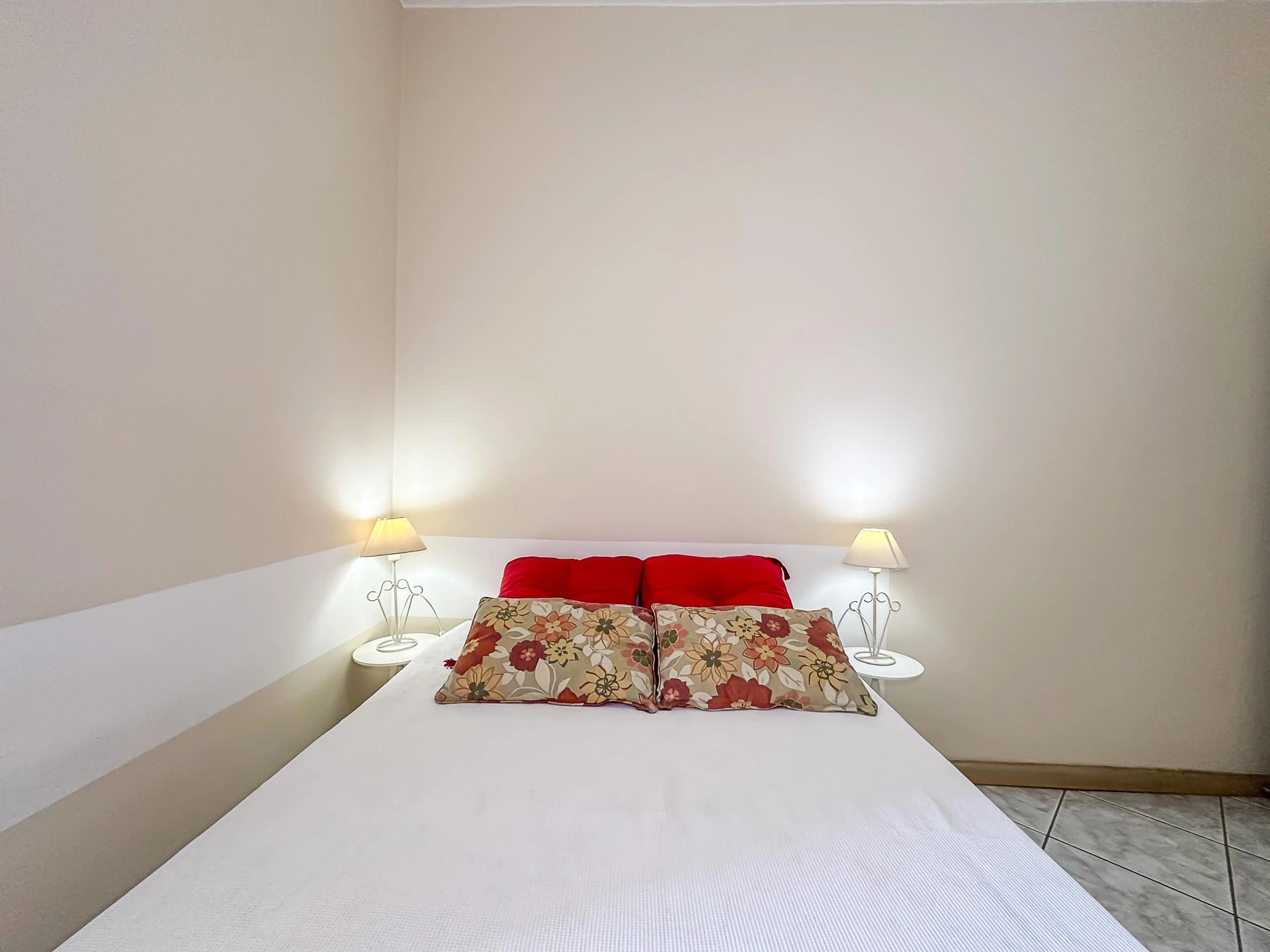 Furnished 2-bedroom apartment with separate kitchen — photo 21