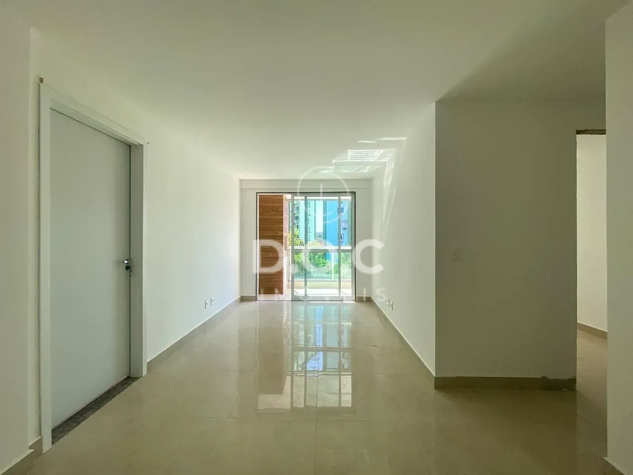 Balcony with a grill in a 2-bedroom apartment, 70 m² — photo 12