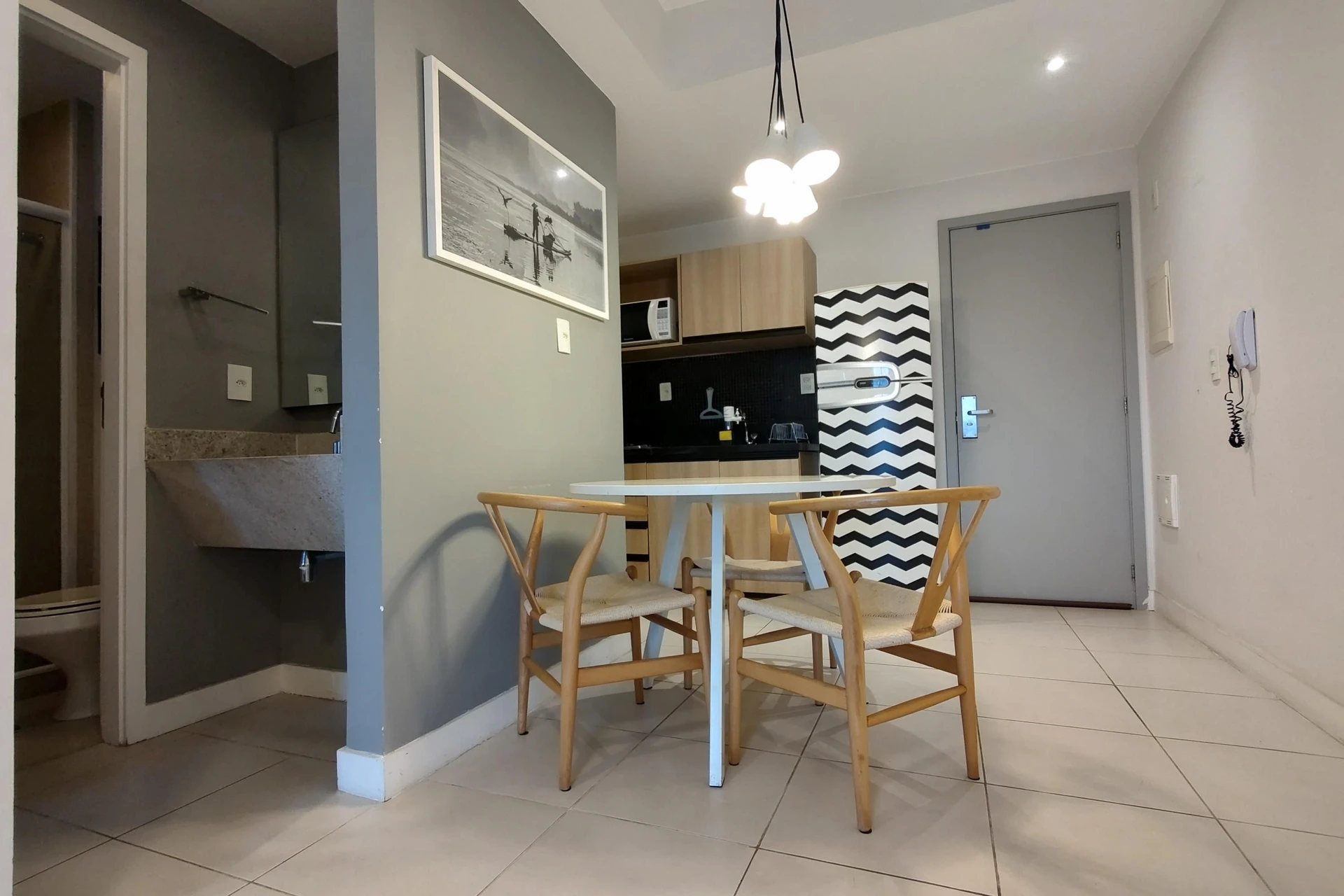 Furnished 1-bedroom apartment with an open-plan kitchen — photo 11
