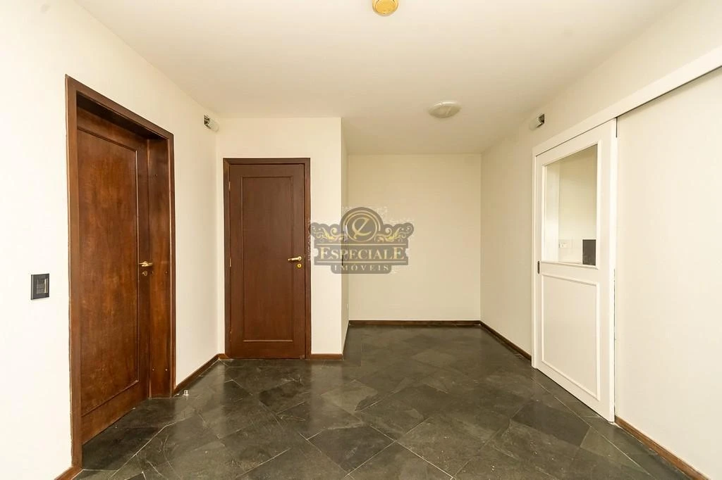 167 m² apartment with a grill on the balcony and a bathtub — photo 31
