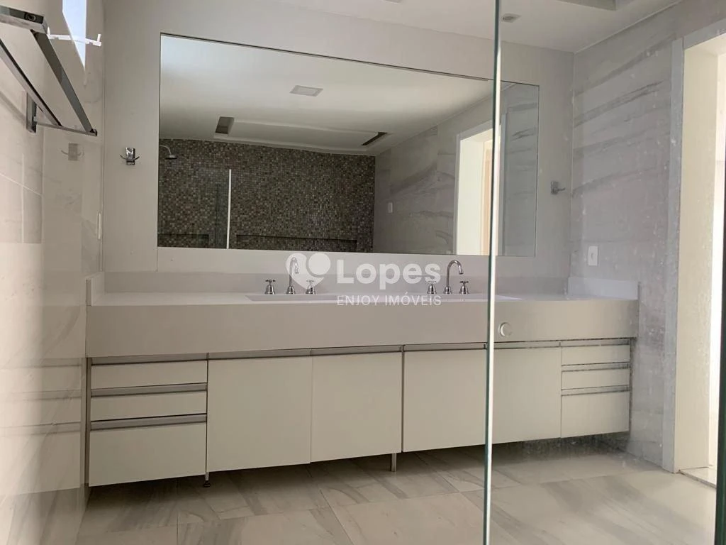 Furnished house, 330 m², with a glass-enclosed balcony — photo 17