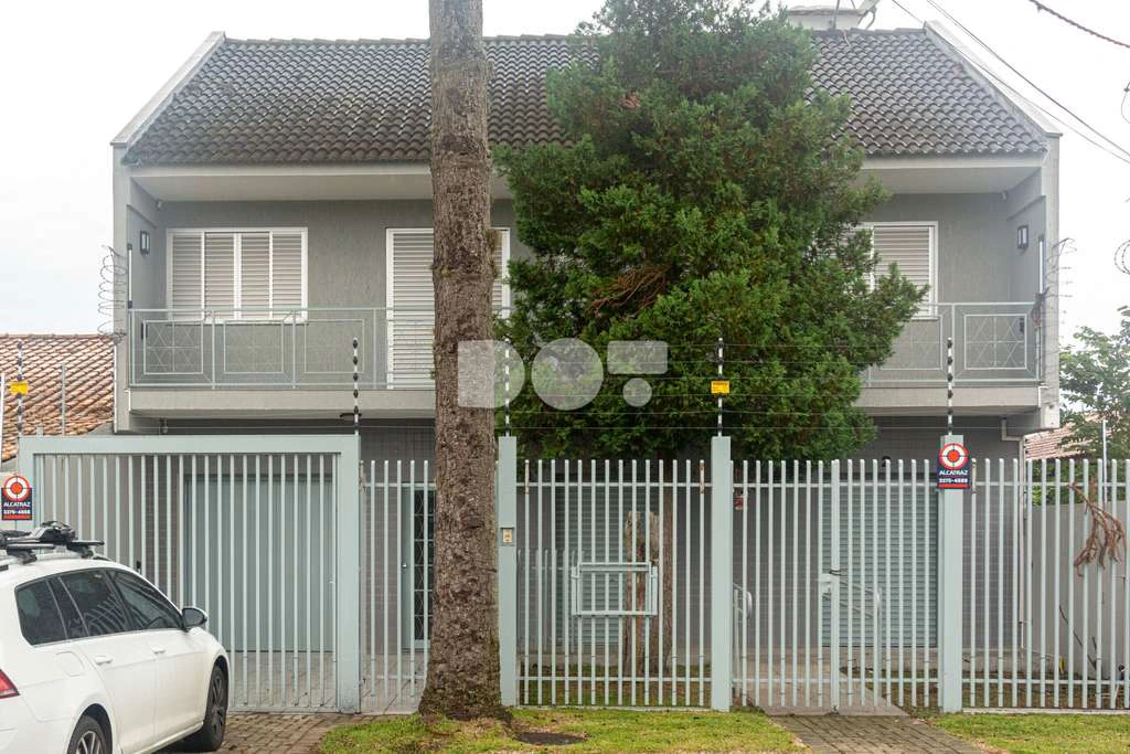 Two-story house with 3 bedrooms and 3 covered parking spots — photo 2