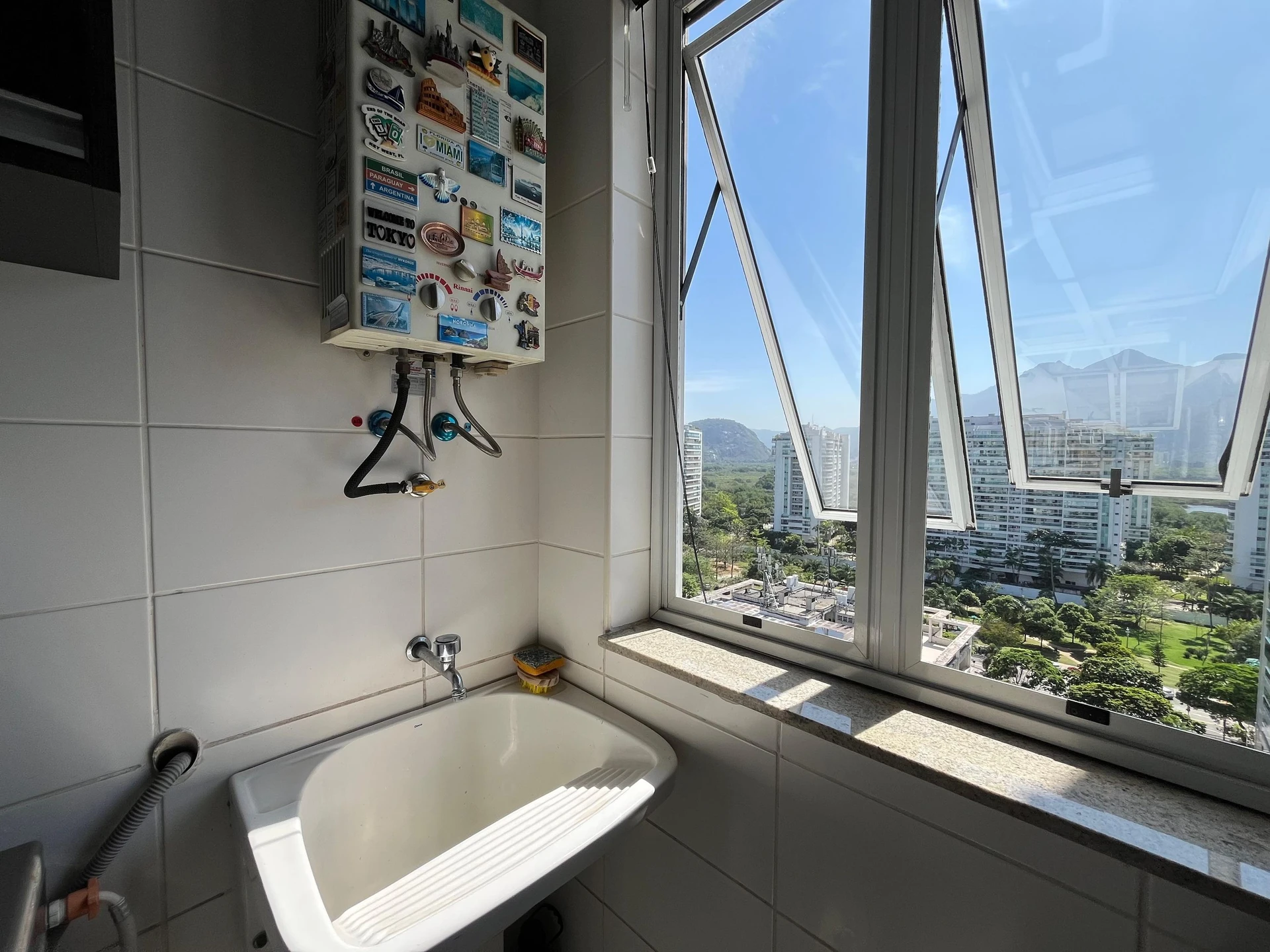 One-bedroom apartment with floor-to-ceiling windows — photo 16