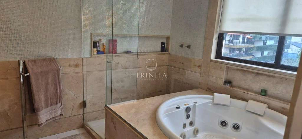 Furnished apartment with 4 en-suite bedrooms and balcony — photo 18