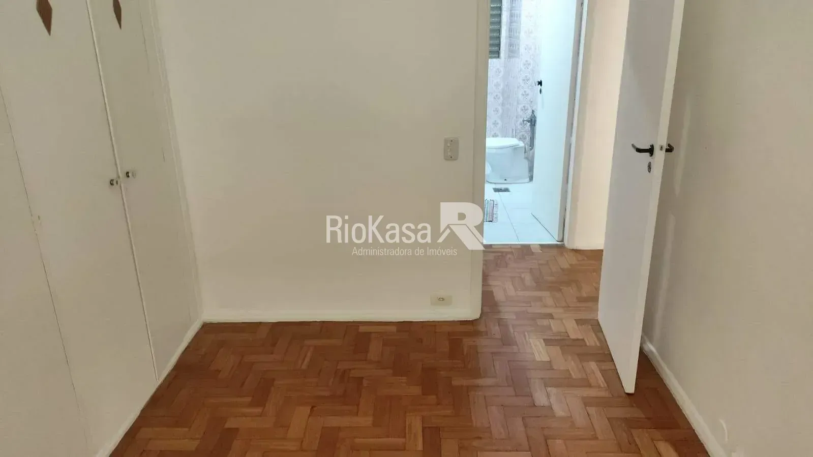 Wood or laminate floors in a 3-bedroom apartment, 85 m² — photo 4