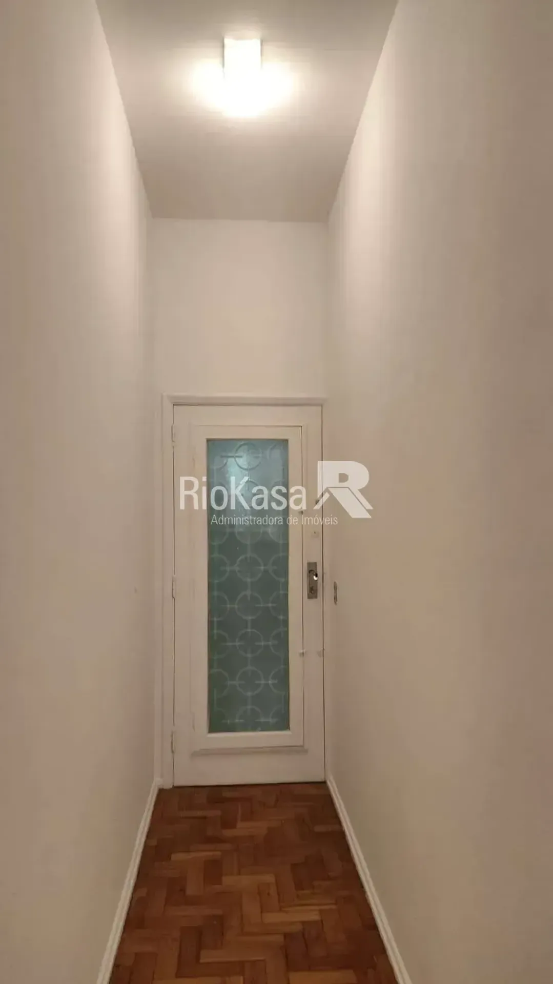 Wood or laminate floors in a 3-bedroom apartment, 85 m² — photo 24