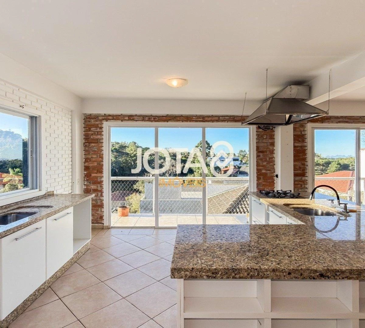 Spacious house with 3 en-suite bedrooms and 526 m² — photo 4