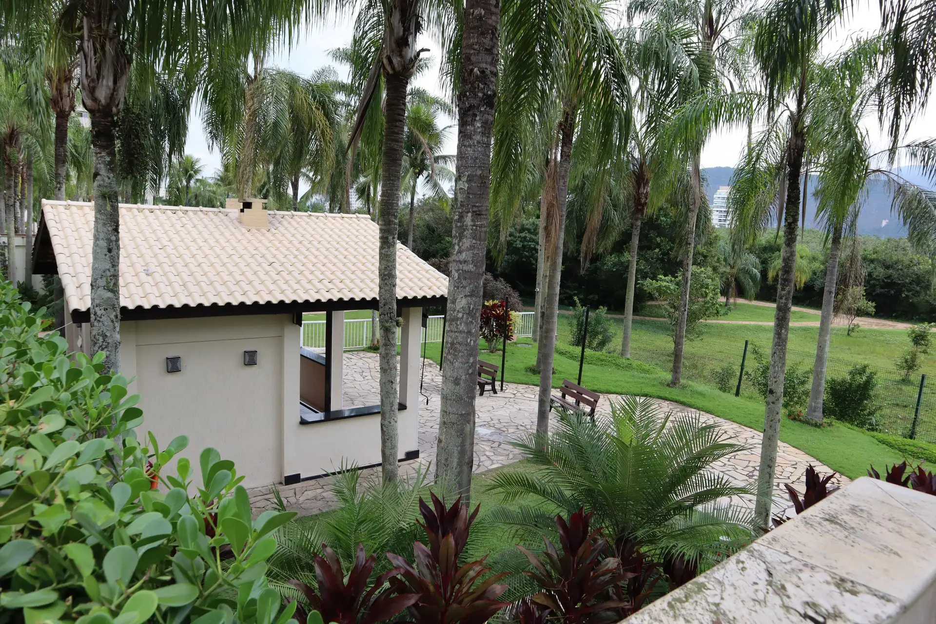 2-bedroom apartment with a mountain view — photo 16