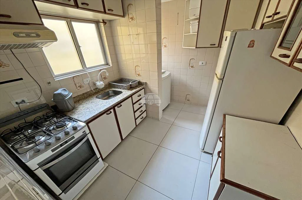3-bedroom apartment with a full kitchen gas setup — photo 3