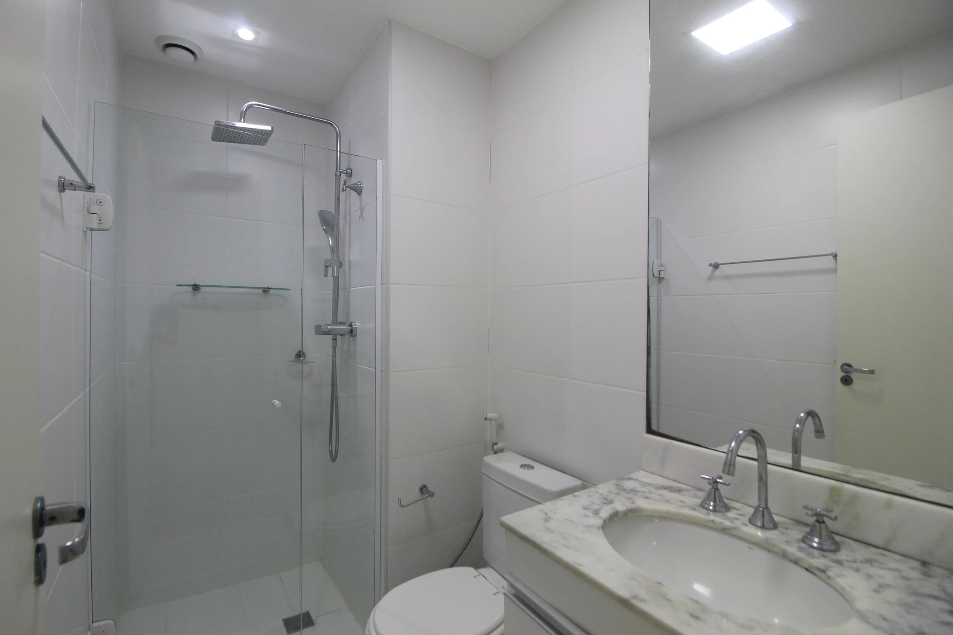 Walk-in closet in a 3-bedroom apartment, 120 m² — photo 30