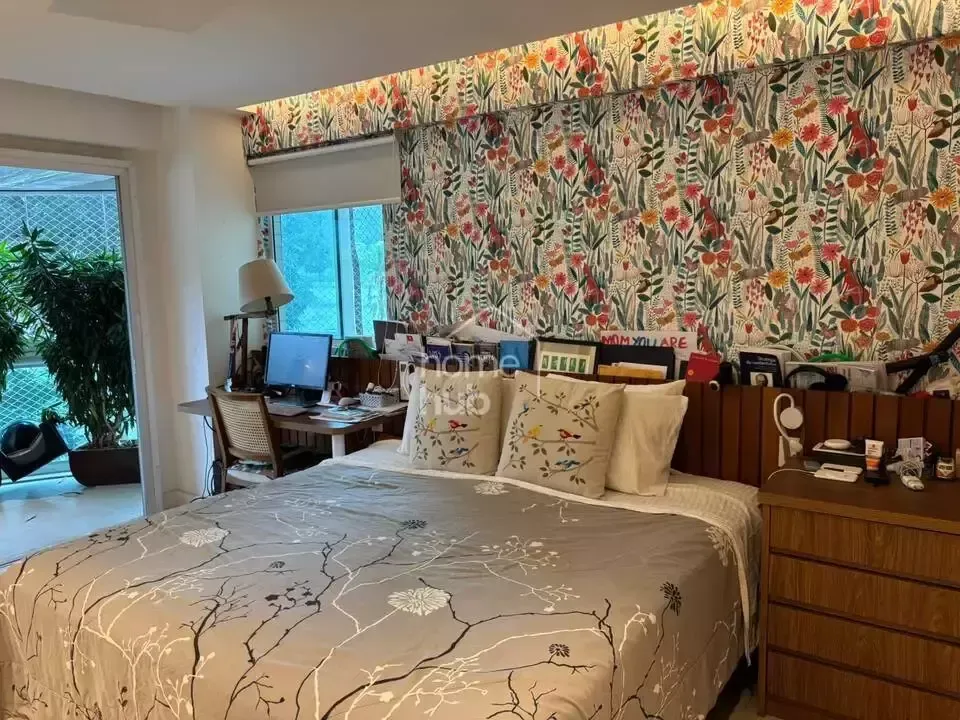 Furnished apartment, 169 m², with a glass-enclosed balcony — photo 8