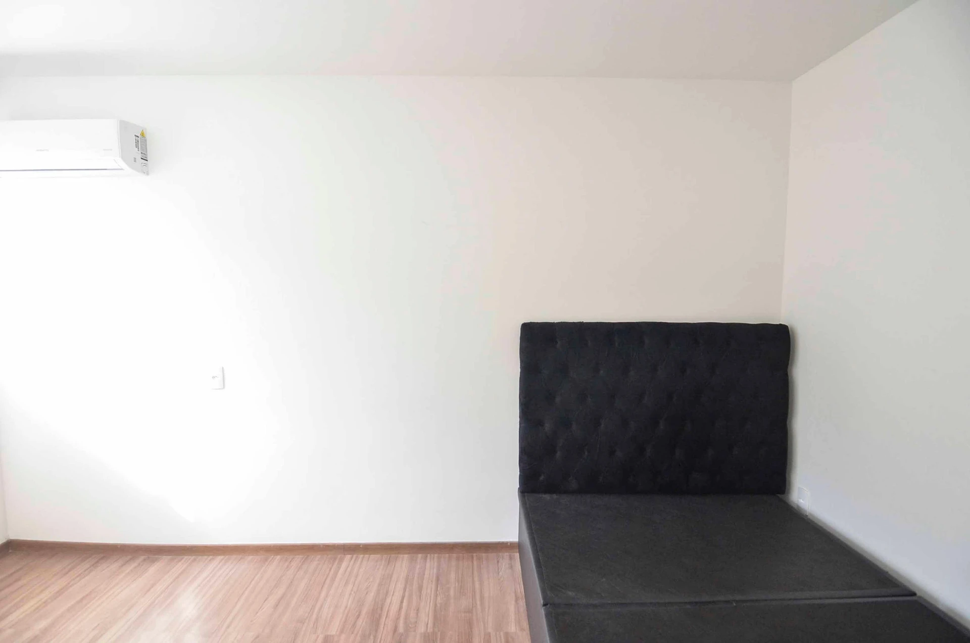 Apartamento de 2 quartos com varanda fechada de vidro — photo 21