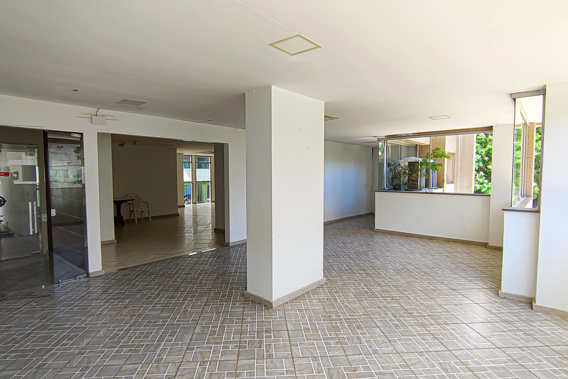 3-bedroom apartment in a building with a gym — photo 44