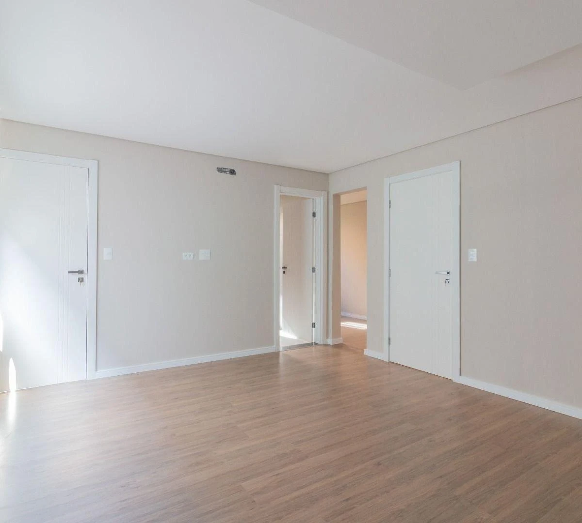 Modern house with 4 en-suite bedrooms and 6 parking spots — photo 16