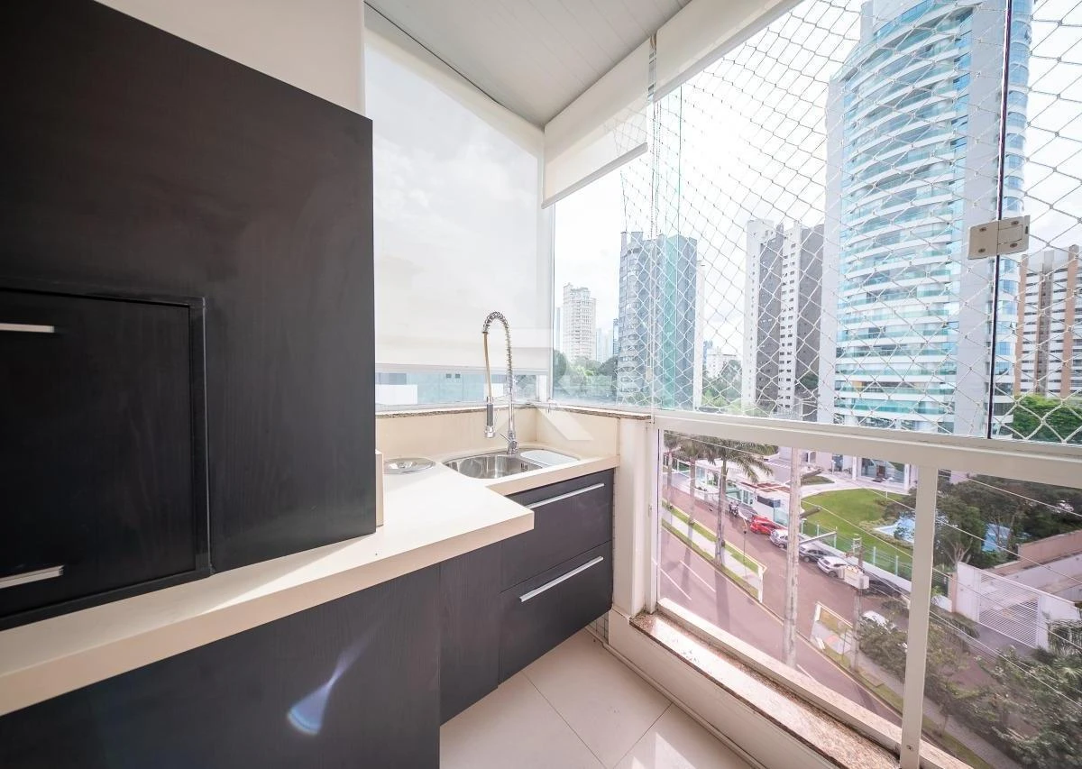 192 m² apartment with floor-to-ceiling windows and a bathtub — photo 38