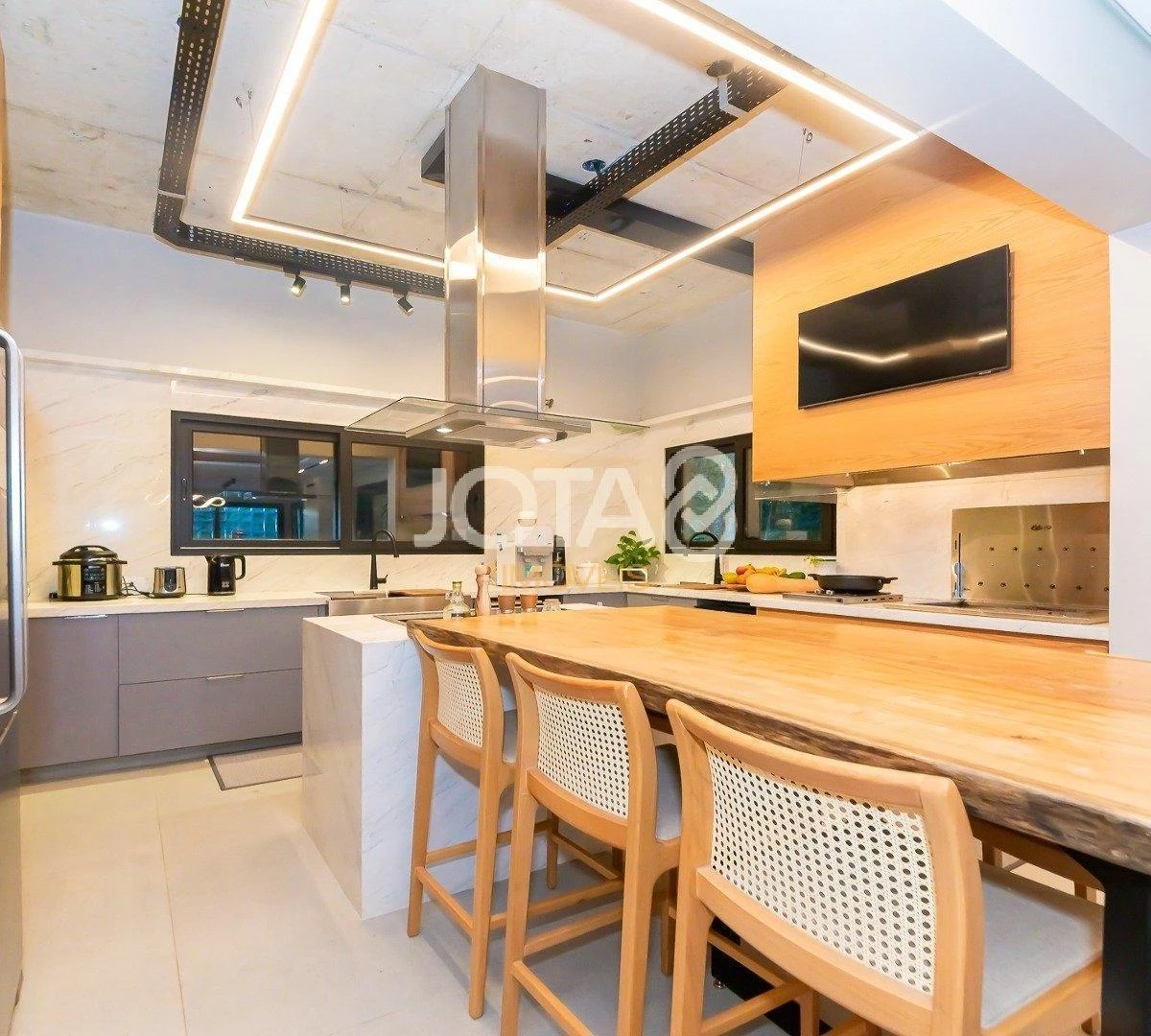 Furnished house with 4 en-suite bedrooms and open-plan kitchen