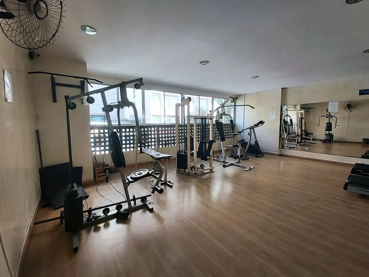 One-bedroom apartment in a building with a gym — photo 9