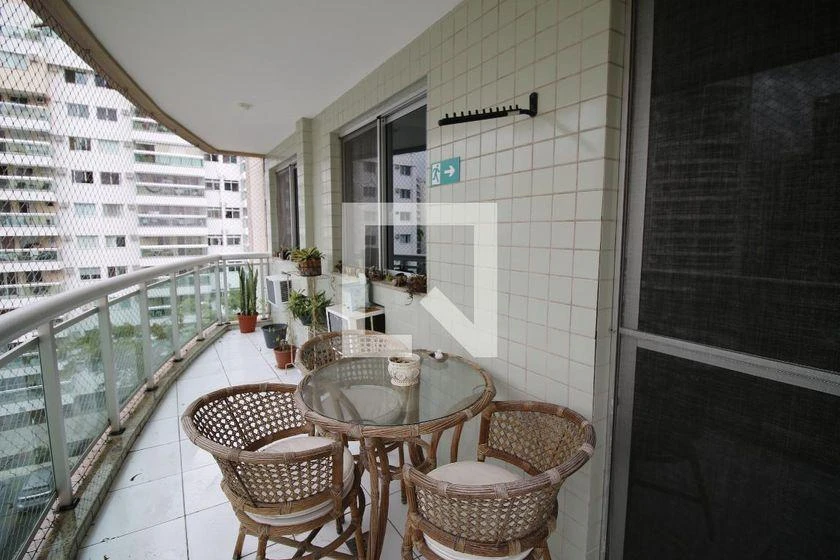 3-bedroom rental apartment with an enclosed balcony — photo 3
