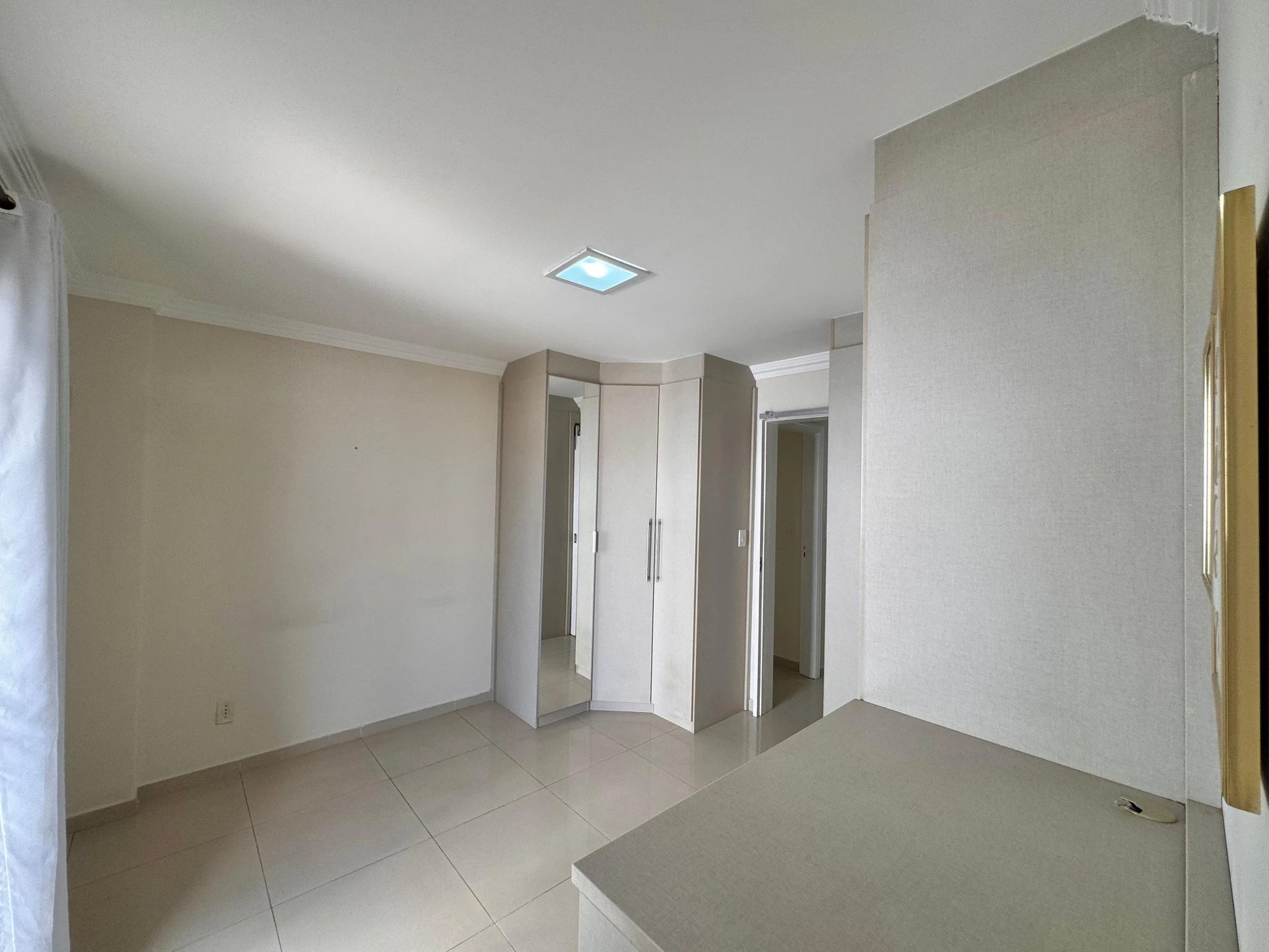 Unfurnished 3-bedroom apartment with a glassed balcony — photo 9