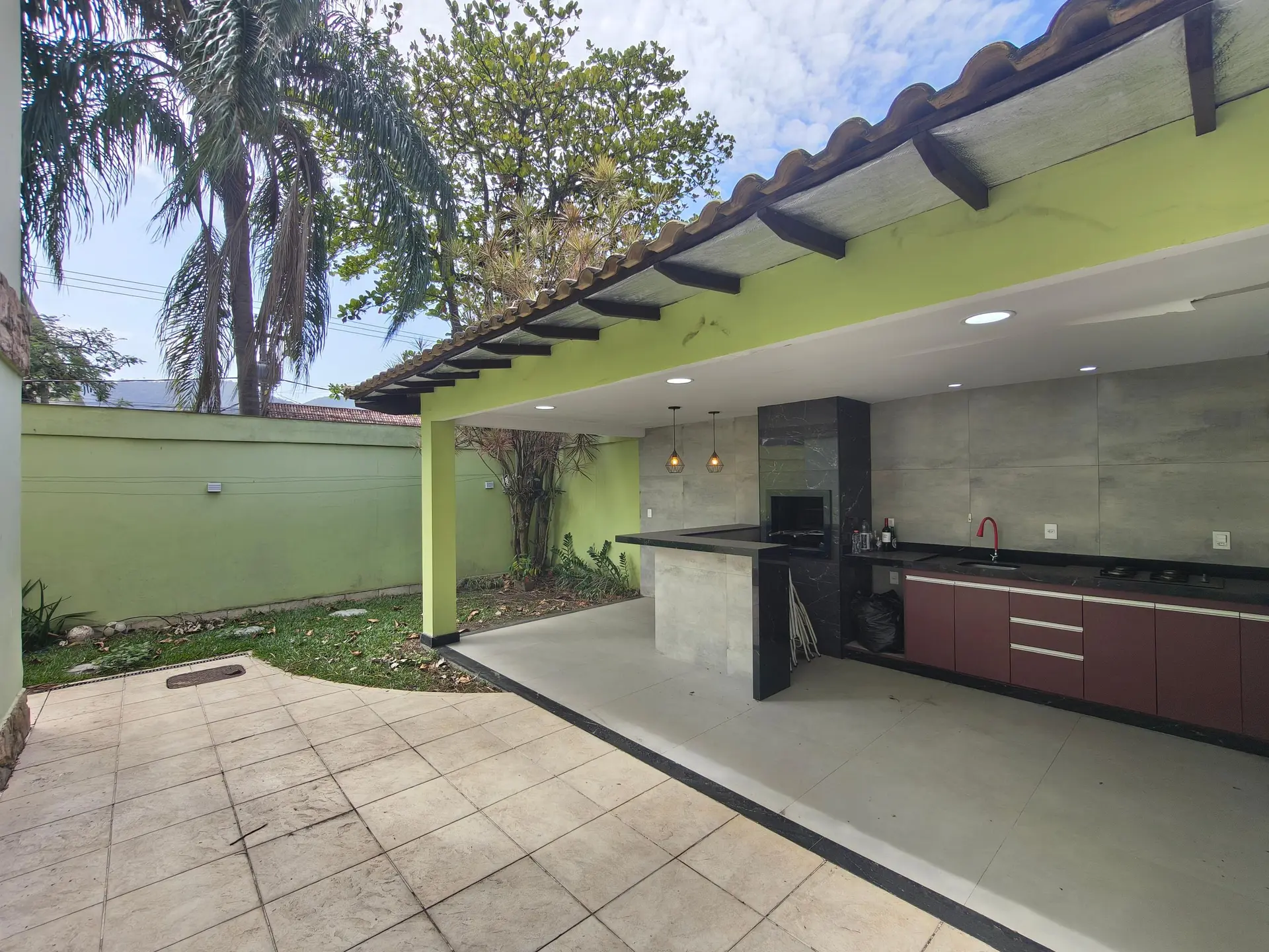 Casa mobiliada com 3 quartos e fogão a gás