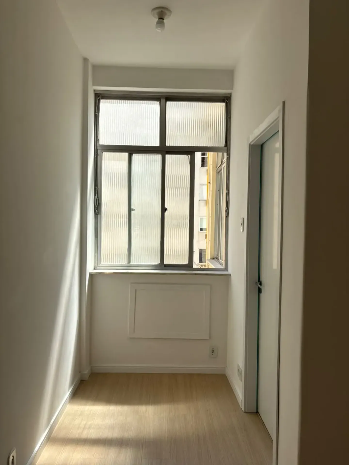 Wood or laminate floors in a one-bedroom apartment, 37 m² — photo 22