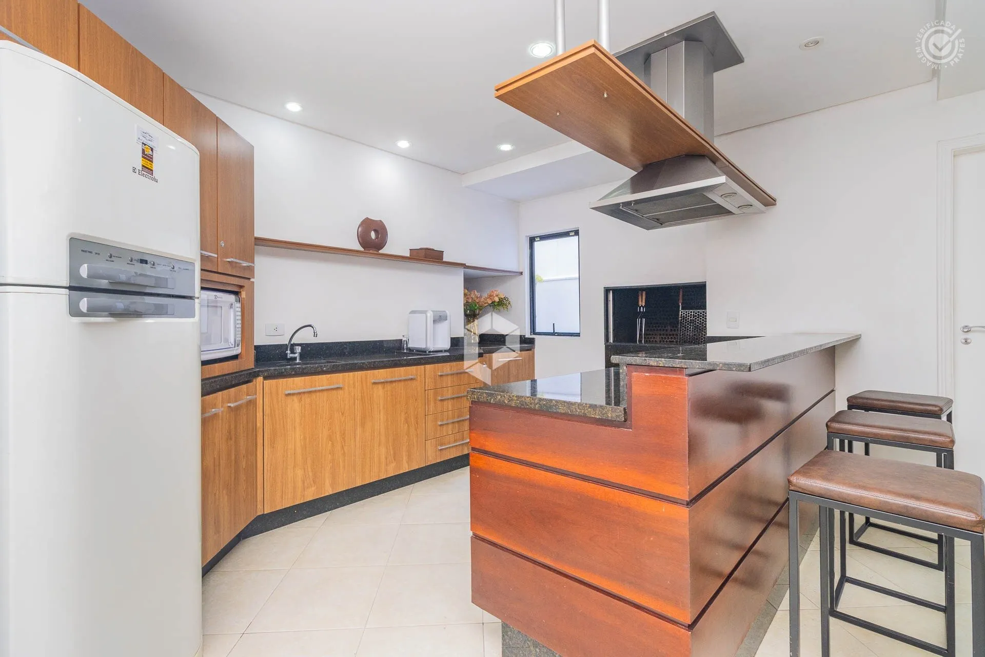 Furnished 1-bedroom apartment with a private BBQ — photo 25