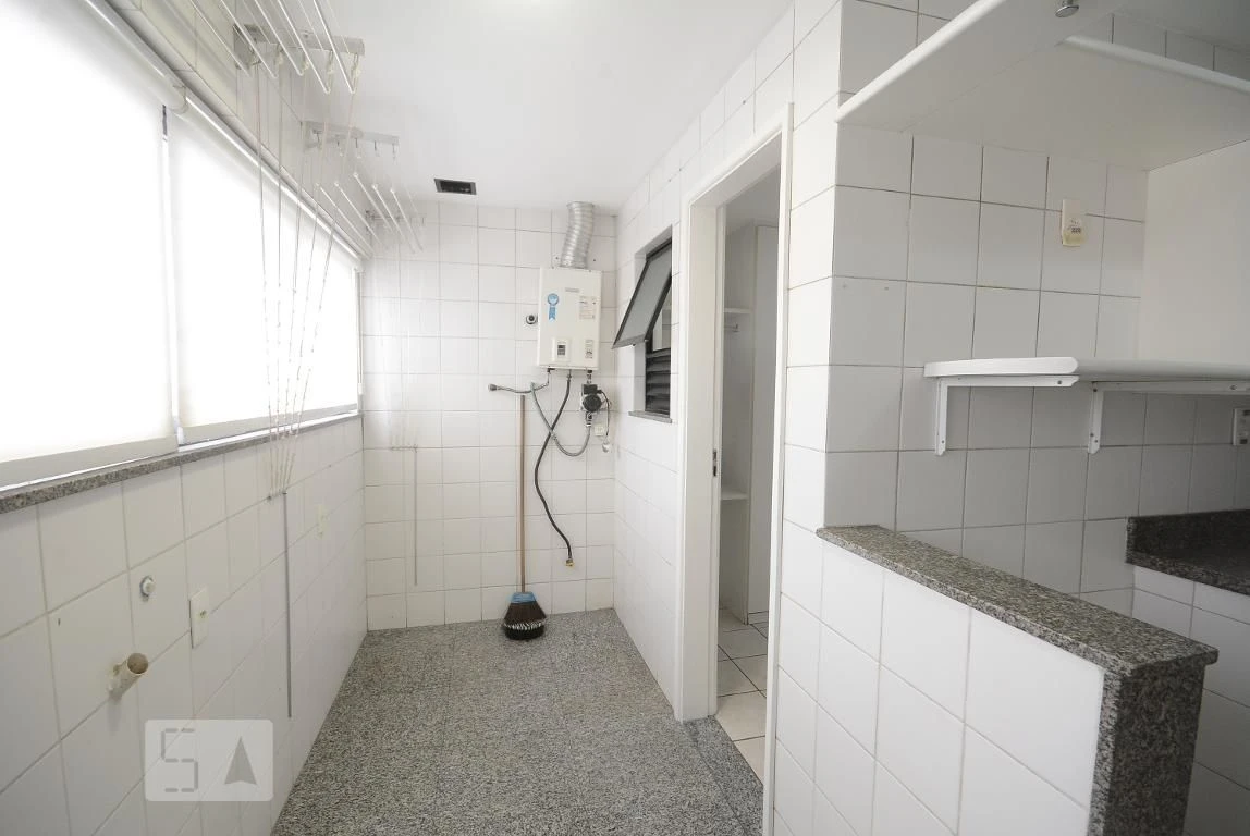 4-bedroom apartment in a building with a pool — photo 84