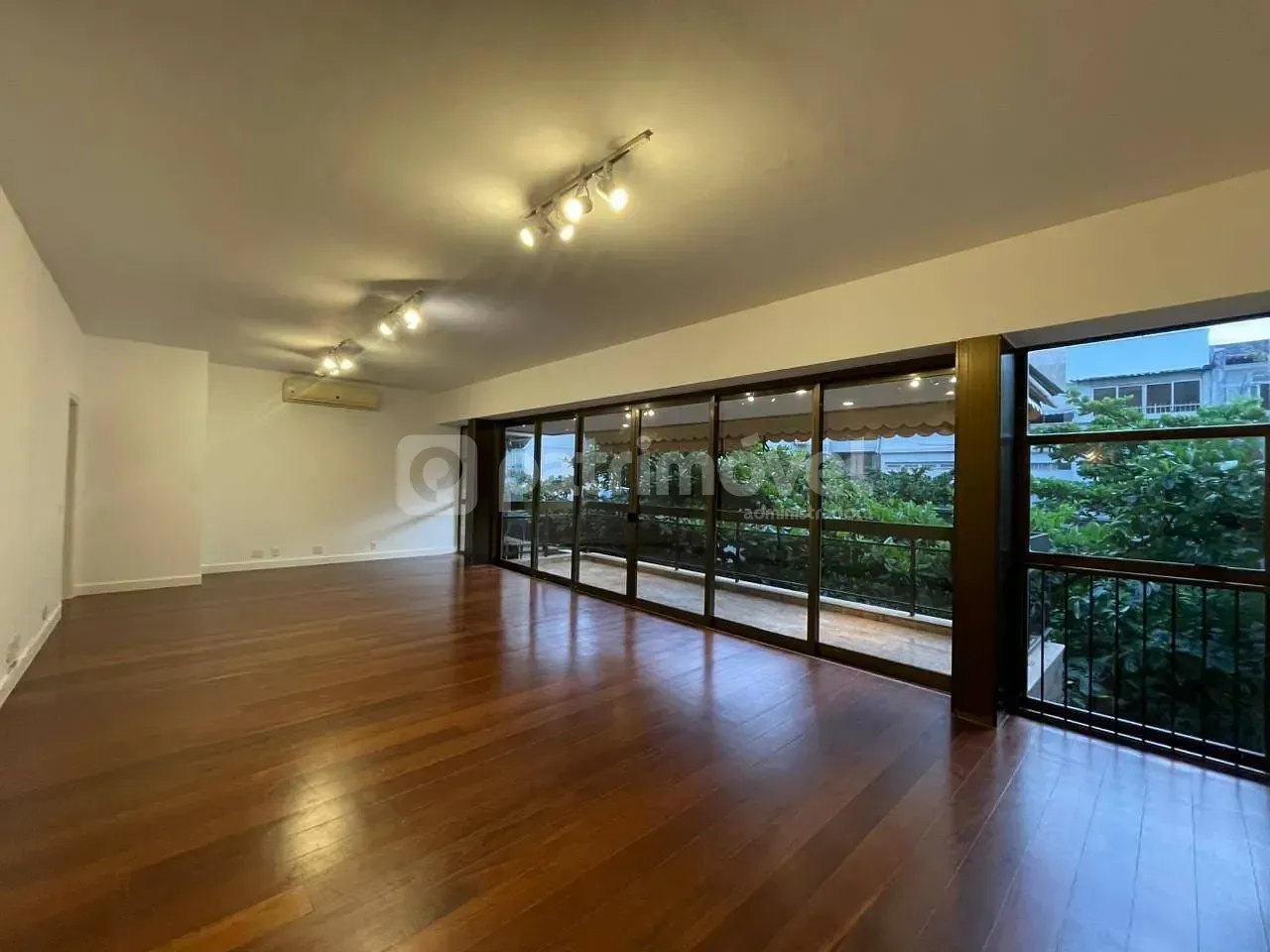 4-bedroom apartment with pool and 3 parking spaces — photo 5