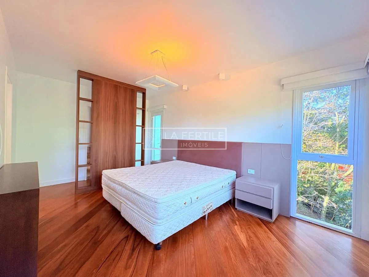 Будинок на 5 спалень із 2 ванними при кімнаті, 400 м² — photo 19