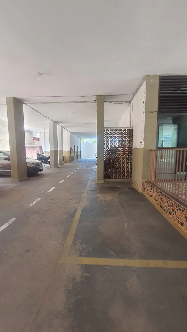 Apartamento com 2 quartos e banheiro com box de vidro — photo 17