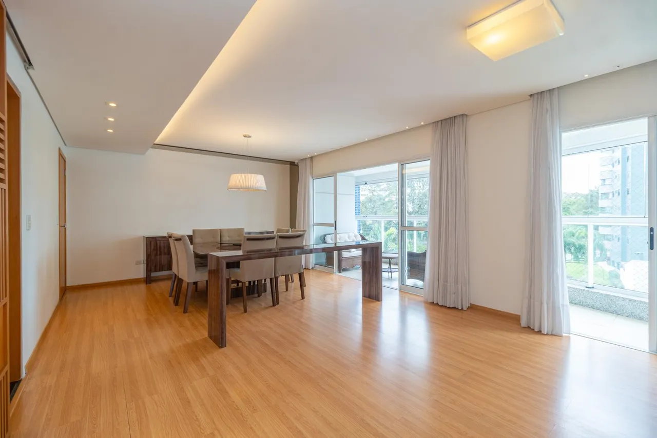 Unfurnished 3-bedroom apartment with glass balcony — photo 5