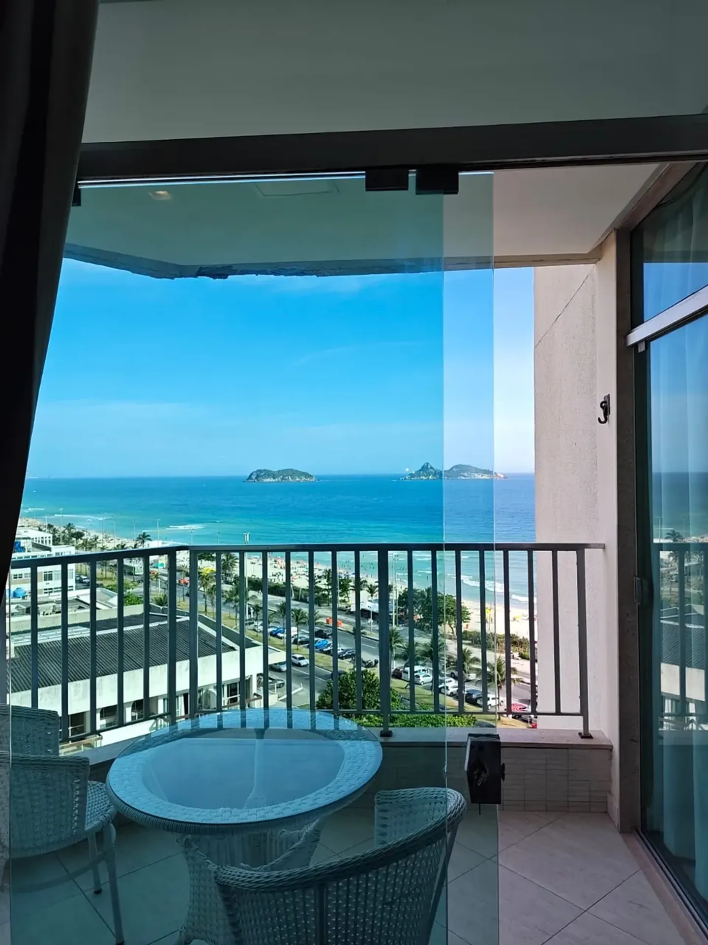 Furnished 1-bedroom apartment with 2 bathrooms — photo 25