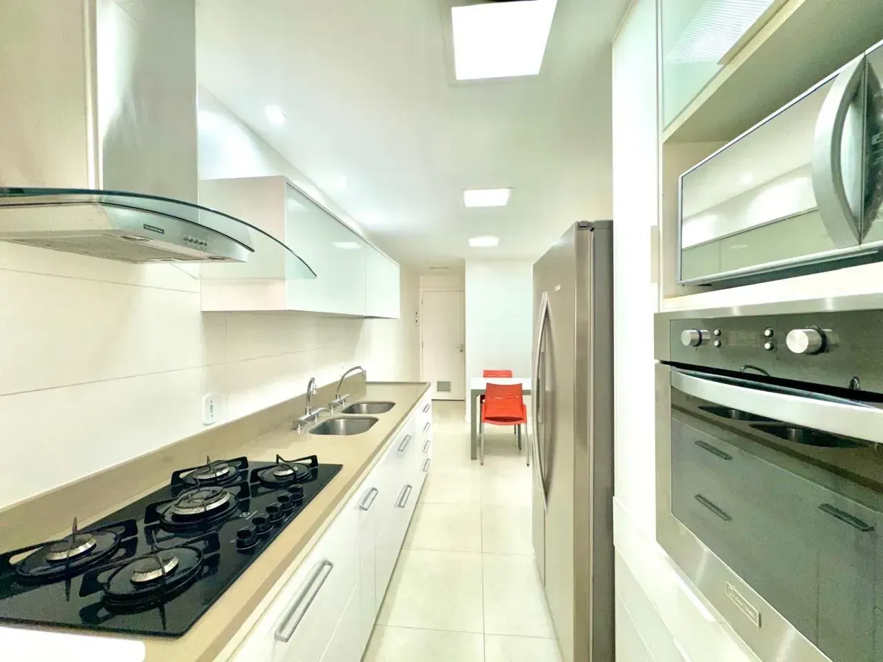 4-bedroom apartment in a building with a heated pool — photo 26