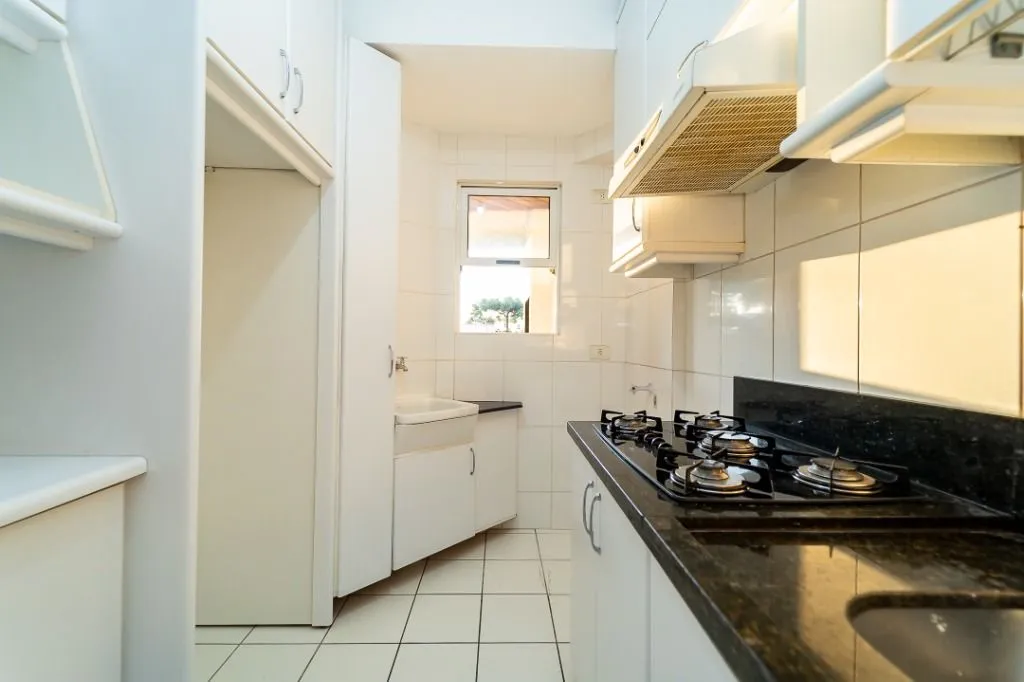 Balcony with a grill in a 2-bedroom apartment, 59 m² — photo 2