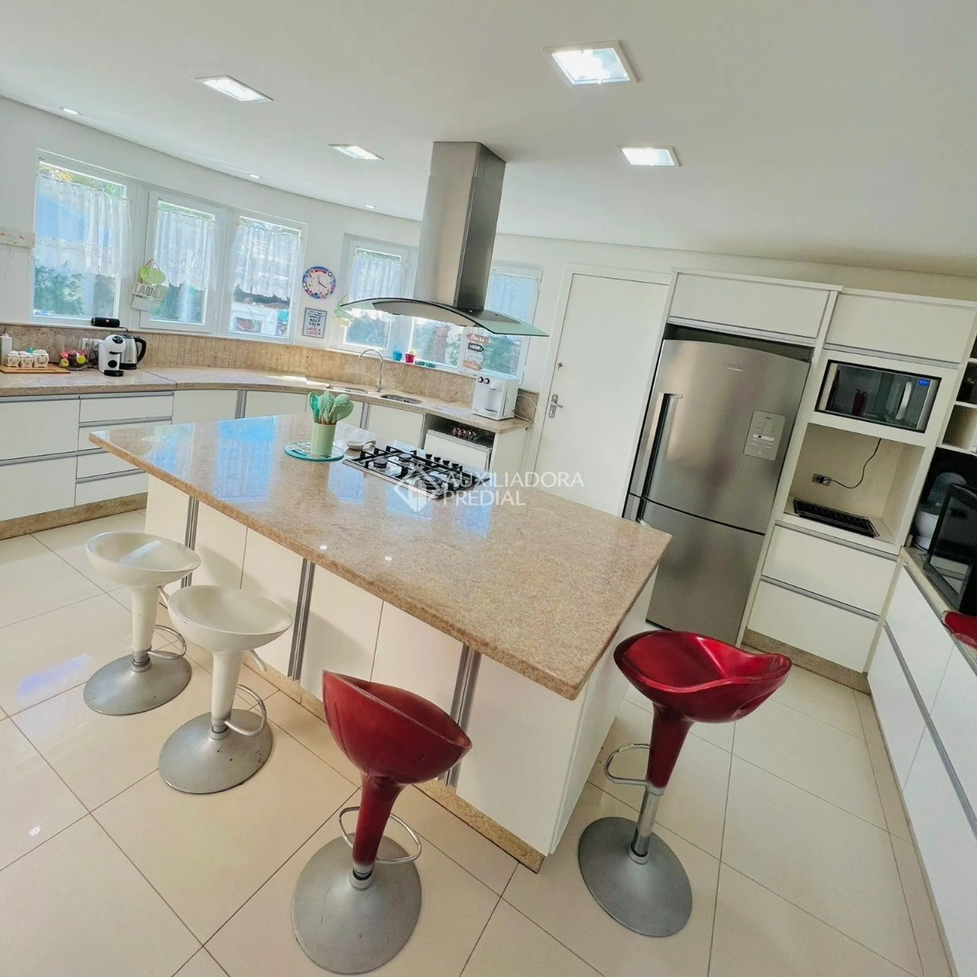 House with 6 bedrooms and an open kitchen with gas stove — photo 22