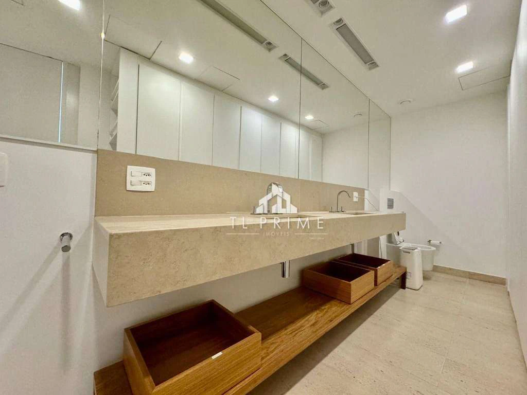 Furnished 1-bedroom apartment with an enclosed balcony — photo 25