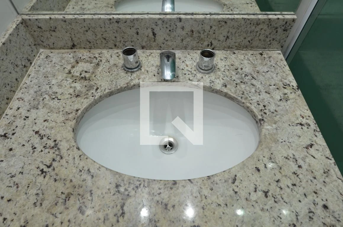 Квартира 80 м² із заскленим балконом та робочим місцем — photo 33