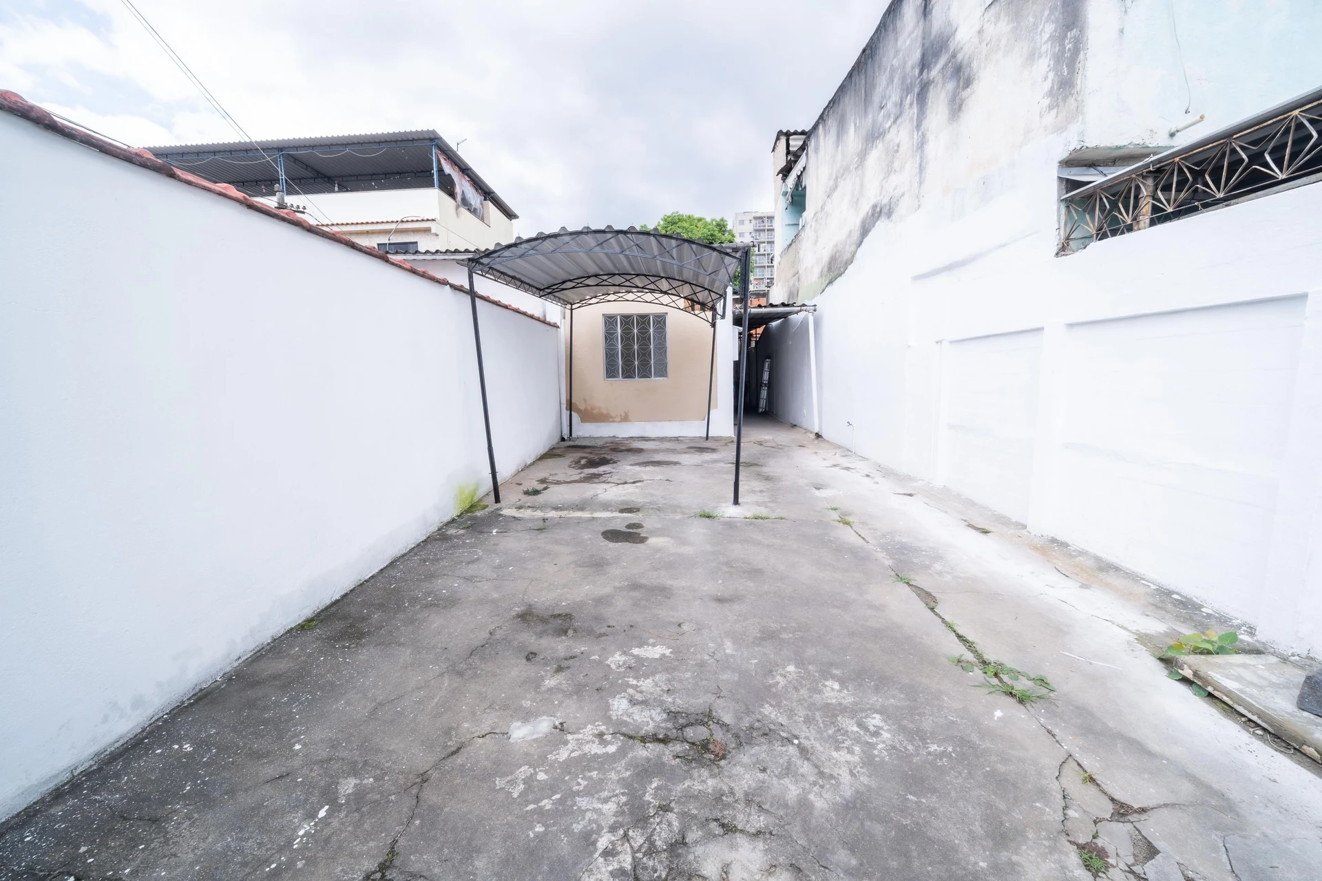 2-bedroom house with a garden