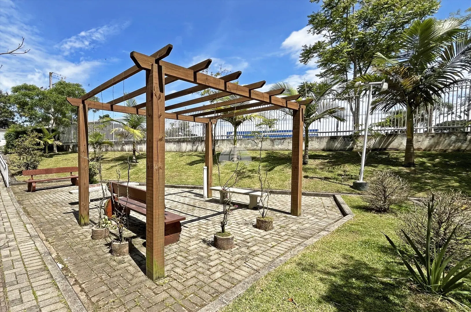 Balcony with a grill in a 2-bedroom apartment, 47 m² — photo 19