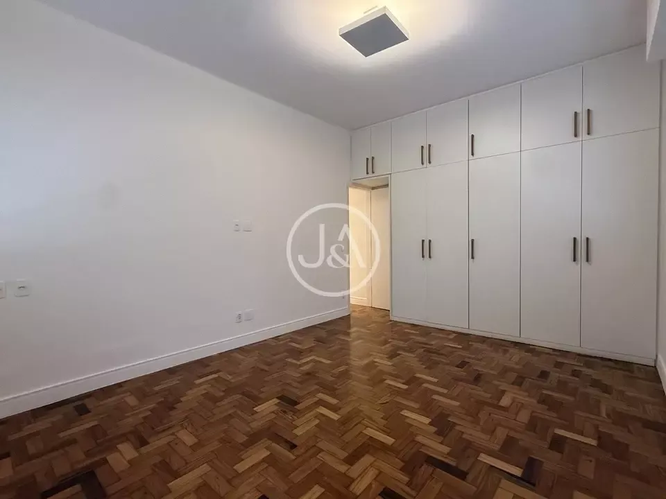 Apartment, 127 m², with wood or laminate floors — photo 8