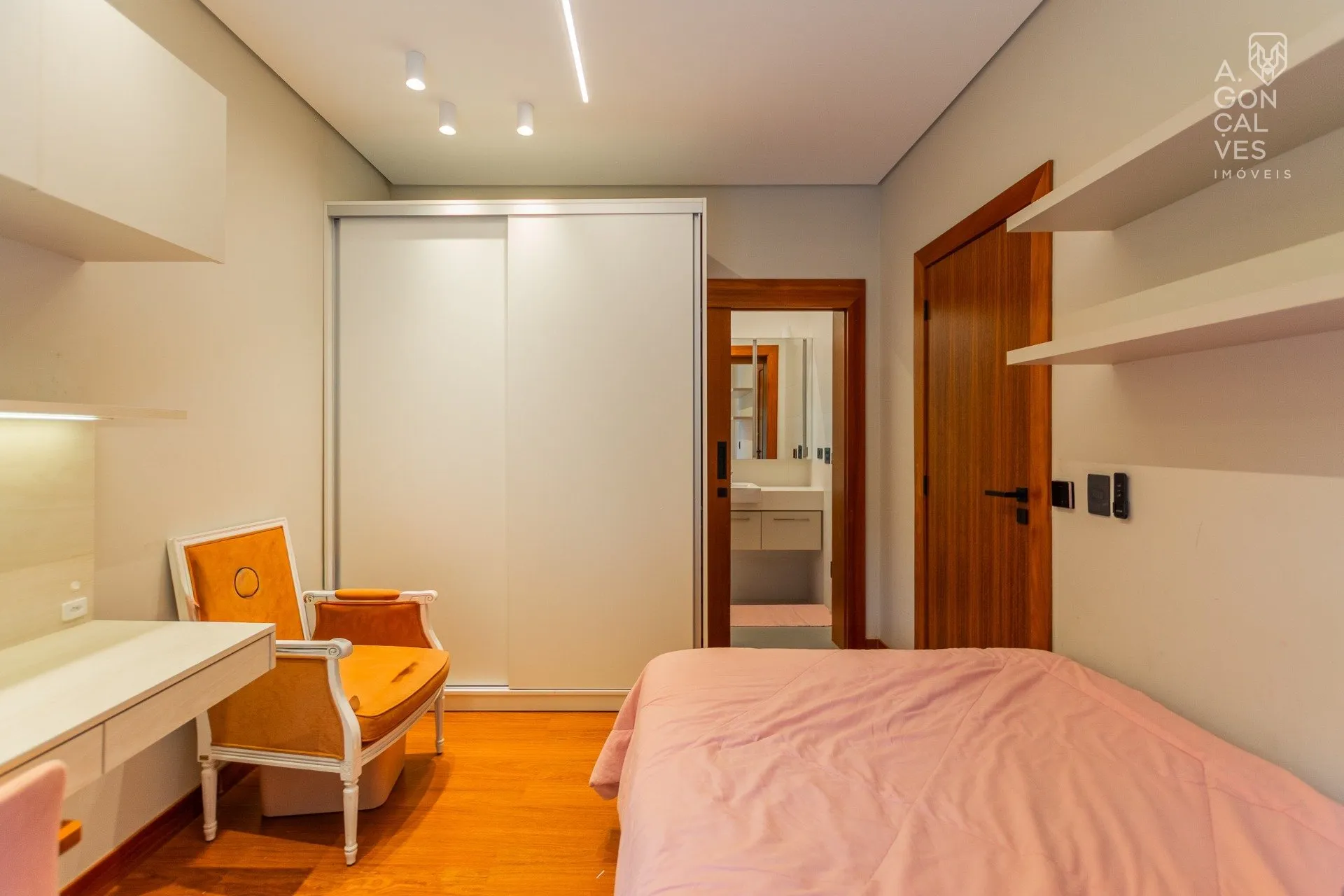 Furnished house with 4 bedrooms and 5 bathrooms — photo 36
