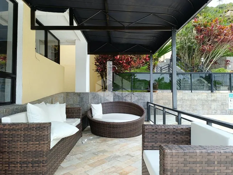 Balcony with a grill in a 3-bedroom apartment, 80 m² — photo 35